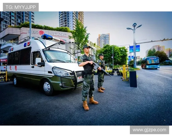 高温炙烤世俱杯赛场警犬脚穿洞洞鞋防止地面灼伤